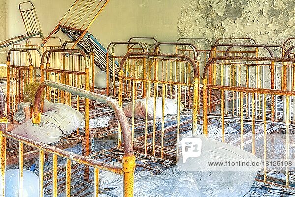 Betten in Schlafsaal  Kindergarten Goldener Schlüssel  Lost Place  Prypjat  Sperrzone Tschernobyl  Ukraine  Osteuropa  Europa