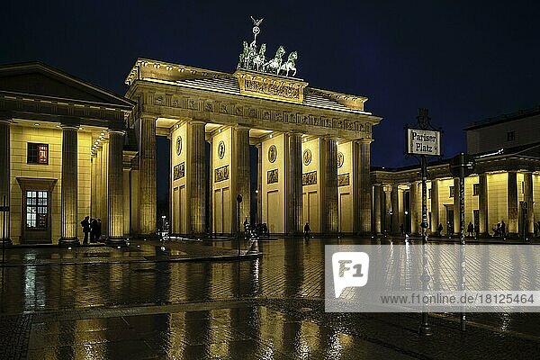 Deutschland  Berlin  27. 01. 20222  Brandenburger Tor im Regen  Pariser Platz  Dämmerung  Europa
