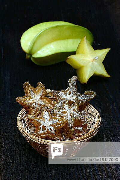 Sternfrucht (Averrhoa carambola)  frische Frucht aufgeschnitten und getrocknete Frucht