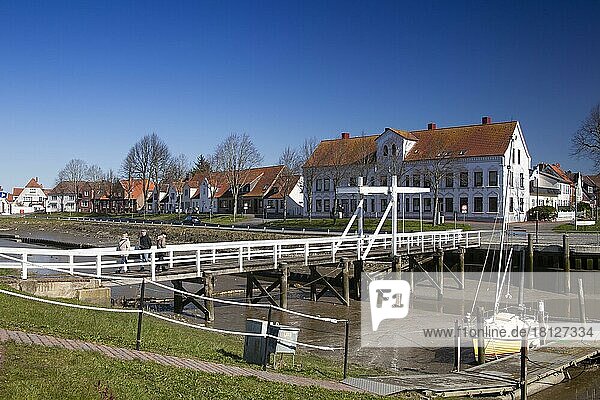 Die alte historische weiße Brücke über den Torfhafen von Tönning  Schleswig-Holstein  Tönning  Deutschland  Europa