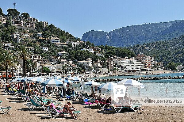 Strand  Port de Soller  Mallorca  Spanien  Sonnenschirme  Strandliegen  Europa