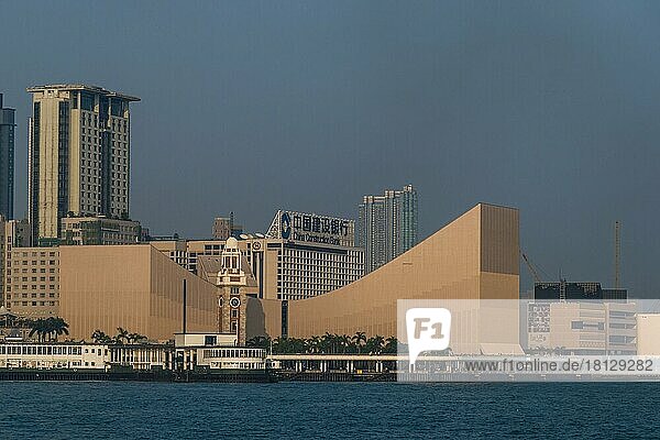 Uhrturm und Hong Kong Museum of Art  Kowloon  Hongkong  China  Asien