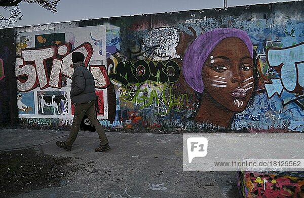Deutschland  Berlin  02. 02. 2022  Sonntagnachmittag im Mauerpark  Graffitimauer  Kunstwerk des jamaikanischen Streetart Künstlers Eme Freethinker  Europa