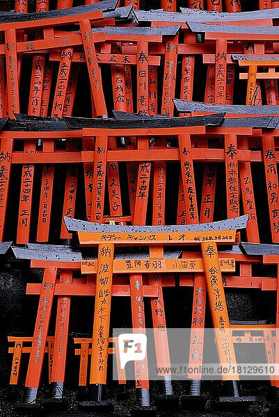 Miniatur-Torii  Miniaturen der roten Tore mit Inschriften von Wünschen  Fushimi Inari-Schrein  Kyoto  Japan  Asien