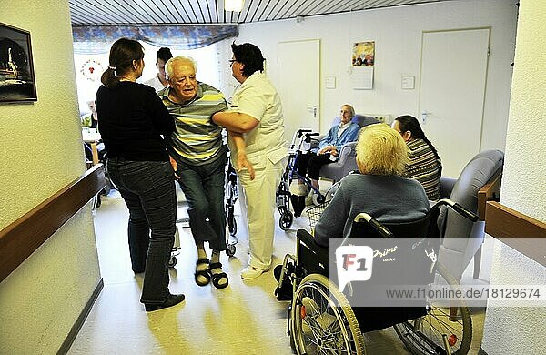 Vorbildliche Betreuung in Altenheimen  wie hier im Seniorenzentrum der Arbeiterwohlfahrt (AWO)  ist nicht überall anzutreffen. Die freundliche Zuneigung des Personals und die gut gestalteten lichtdurchfluteten Raeume schaffen eine angenehme Atmosphaere fuer die Senioren. Gewichtskontrolle bei den Senioren oftmals schwere Arbeit der Altenpfleger.  Deutschland  Europa
