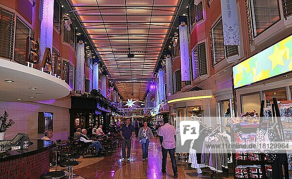 Einkaufszone  Shoppingmall  Shoppingmeile  MS Color Magic  Fähre  Fährschiff  Norwegen  Europa