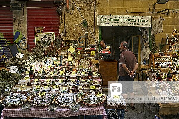 Marktstände in einer Gasse in Palermo  Sizilien  Italien  Europa