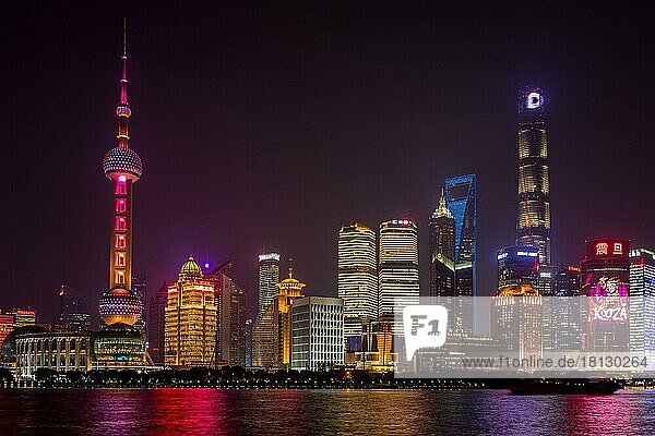 Skyline am Bund in der Nacht  Shanghai  Shanghai Shi  China  Asien