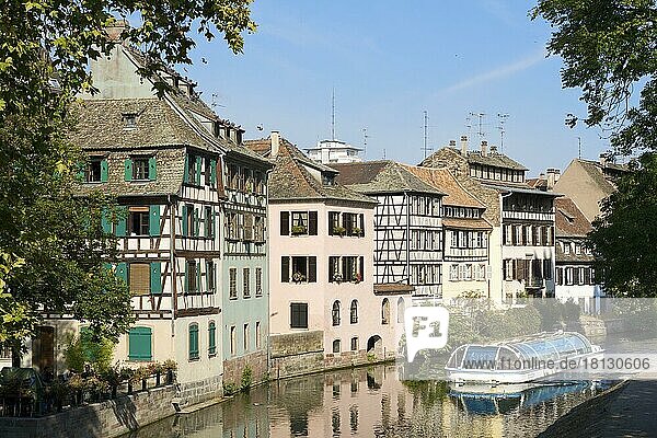 Ausflugsschiff auf einem Kanal in Straßburg  Elsass  Frankreich  Europa