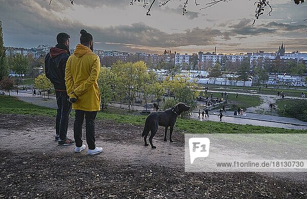 Deutschland  Berlin  01. 11. 2020  Sonntagnachmittag im Mauerpark  Blick über das Steinwäldchen  den Flohmarkt zum Wedding  zwei Männer mit Hund  Europa