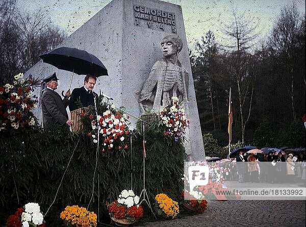 Dortmund-Bittermark  Karfreitag 1979 Johannes Rau spricht für die NS-Opfer
