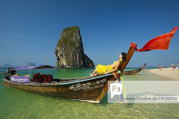 Frau entspannt sich auf einem Longtail-Boot am Strand von Laem Phra Nang  Krabi  Thailand  Asien