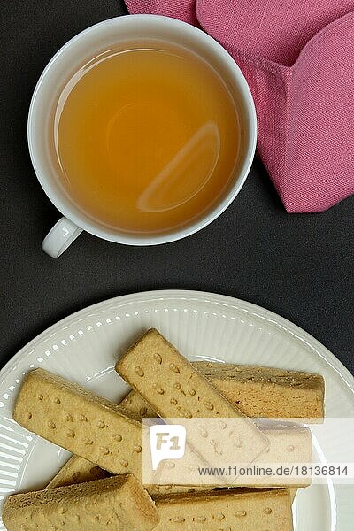 Shortbread  Shortbread Fingers und Tasse Tee  englisches Buttergebaeck  Tea Time