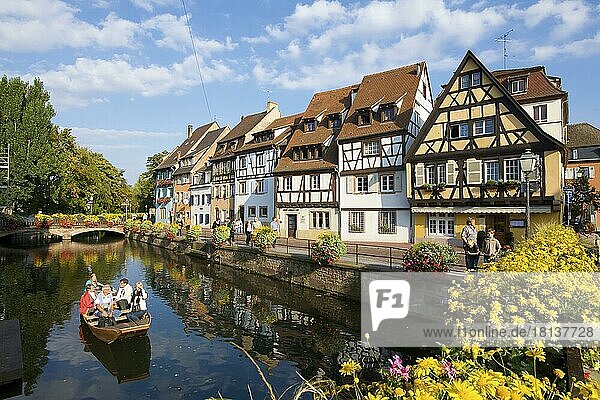 Fachwerkhäuser an einem Kanal im Quartier des Tanneurs (Gerberviertel) und Ausflugsboot  Altstadt von Colmar  Elsass  Frankreich  Europa