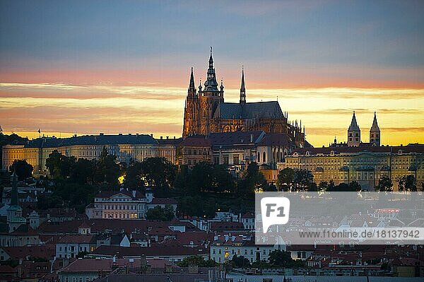 Blick vom Altstädter Rathaus auf Hradschin  Prager Burg und Veitsdom  Prag  Böhmen  Tschechische Republik  Europa