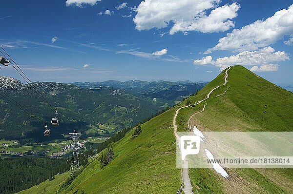 Kanzelwandbahn und Weg zum Fellhorn  Kleinwalsertal  Vorarlberg  Österreich  Grat  Europa