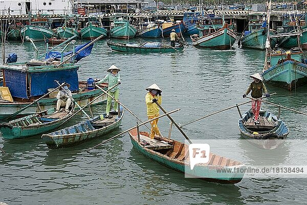 Frauen mit Kegelhut  in traditionellen Ruderbooten  Insel Phu Quoc  Vietnam  Asien