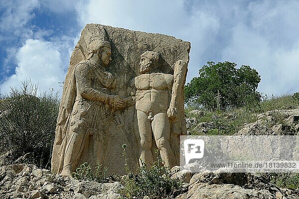 Nemrud Nationalpark  Provinz Adiyaman  Anatolien  Kahta  Kommagene  Nemrut  Standbild  Relief Antiochus I. mit Herakles-Anlagnes  Dexiosos-Szene  Türkei  Asien