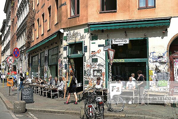 Straßencafe  Bateau Ivre  Oranienstraße  Kreuzberg  Berlin  Deutschland  Europa