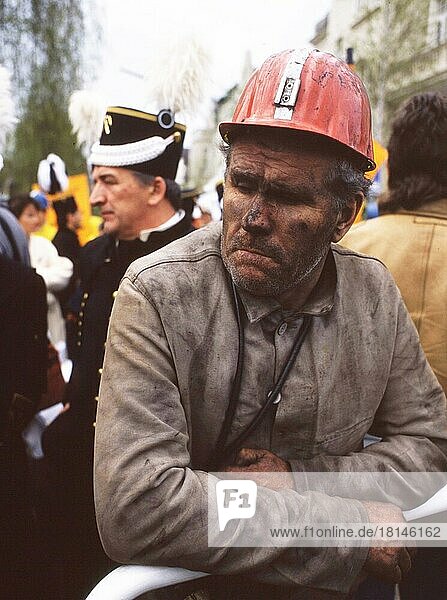 Demonstrating in Bonn on 19. 4. 1989 at the Ministry of Economics (Nobert Blüm) for the preservation of coal jobs. called by the IGBE  Bonn. Miners