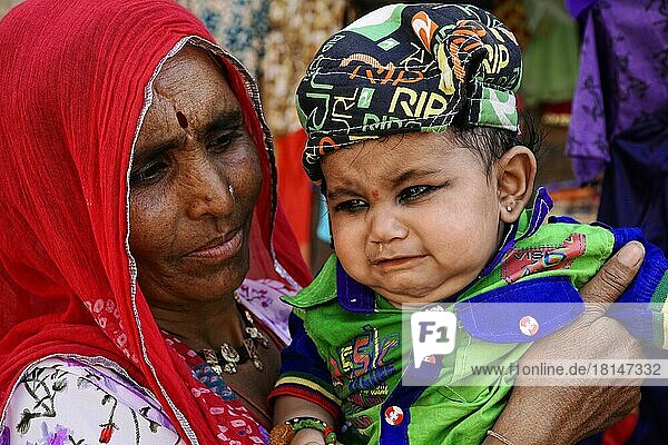 Inderin mit Kind  bei Jodhpur  Rajasthan  Nordindien