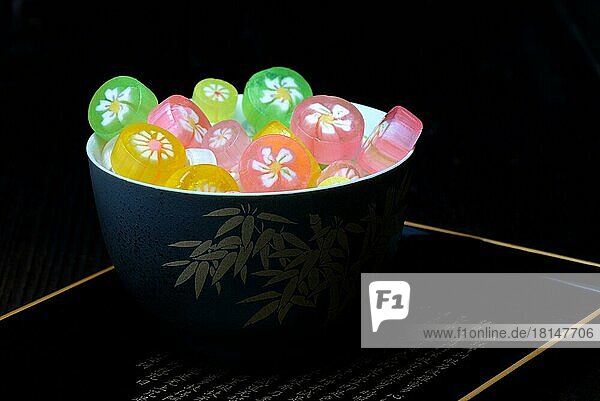 Japanische Bonbons in Schale  Bonbon