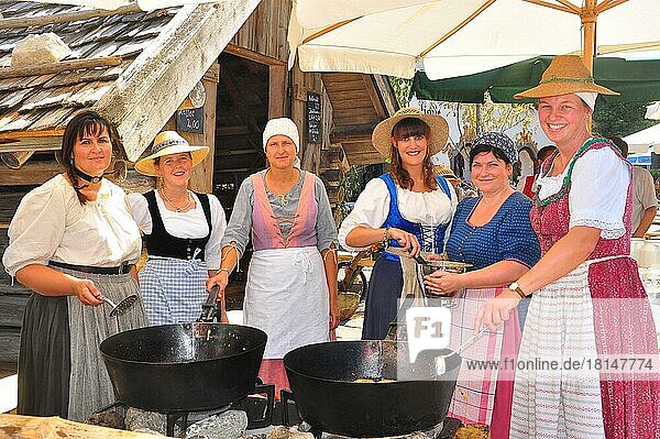 Dorffest  nostalgisch  Landfrauen  Isartal  Wallgau  Bayern  Deutschland  Europa