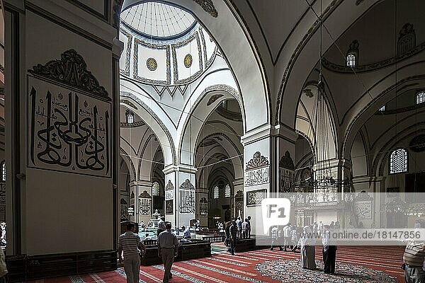 Bursa  Türkei  8. September 2012  Gebete und Besucher in der Großen Moschee am 8. September 2012. Große Moschee oder auf Türkisch Ulu Cami ist eine der wichtigsten Moscheen von Bursa  Türkei  Asien