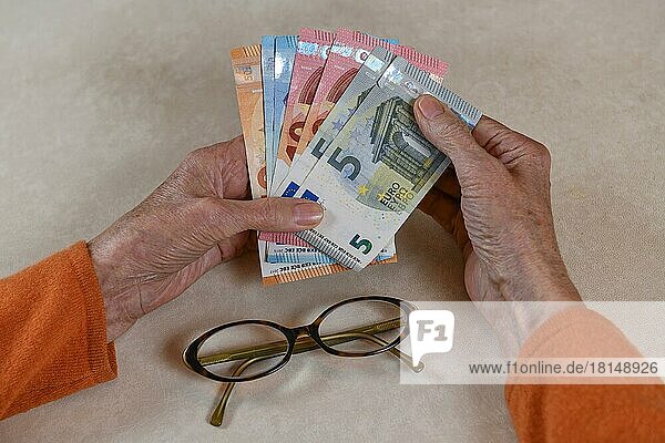 Symbolfoto  Rente  Seniorin  Hände  Geld