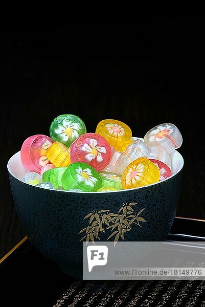 Japanische Bonbons in Schale  Bonbon