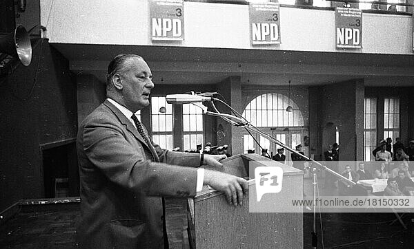 Einen eher kuriosen Parteitag gestaltete die rechtsradikale NPD am 10. 11. 1967 in Hannover unter massiven Protest demokratischer NPD-Gegner. Nur etwa ein Drittel der Parteidelegiertenplaetze wurden besetzt. Die Polizei verzichtete hier auf grobe Maßnahmen gegen die Parteigegner. Adolf von Thadden  Deutschland  Europa