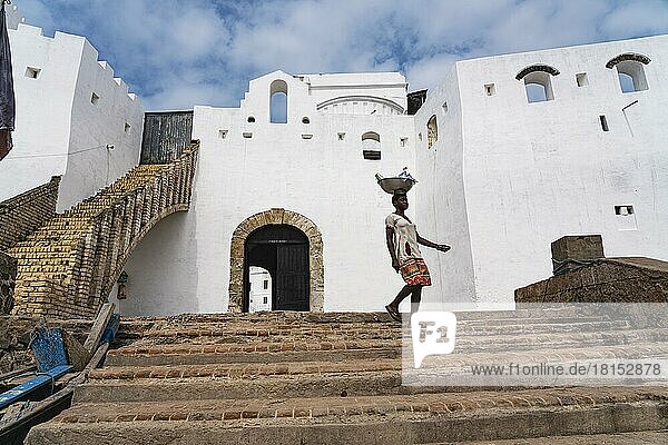 Mensch auf Treppe  Eingang zu Cape Coast Castle  Sklavenburg  historisches Fort  Gold Coast  UNESCO-Weltkulturerbe  Cape Coast  Ghana  Afrika