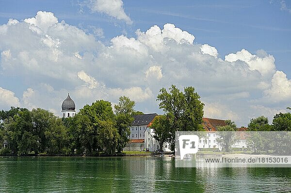 Blick auf Fraueninsel mit Glockenturm der Klosteranlage  Juli  Fraueninsel  Chiemsee  Chiemgau  Bayern  Deutschland  Europa