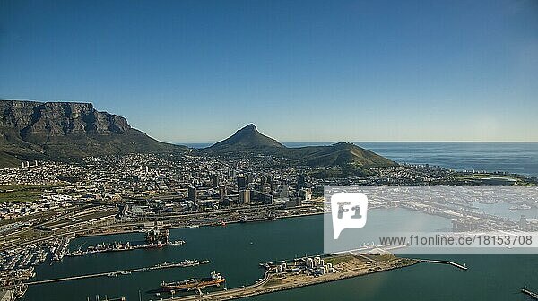 Luftaufnahme  Hafen  hinten Tafelberg und Lion's Head  Kapstadt  Westkap  Republik Südafrika  Afrika