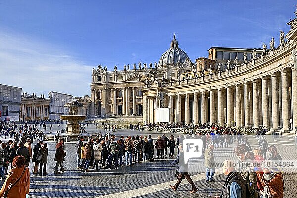 Touristen in Schlange  Petersdom  Petersplatz  Vatikan  Rom  Latium  San Pietro Basilica  Wartezeit  anstehen  Italien  Europa
