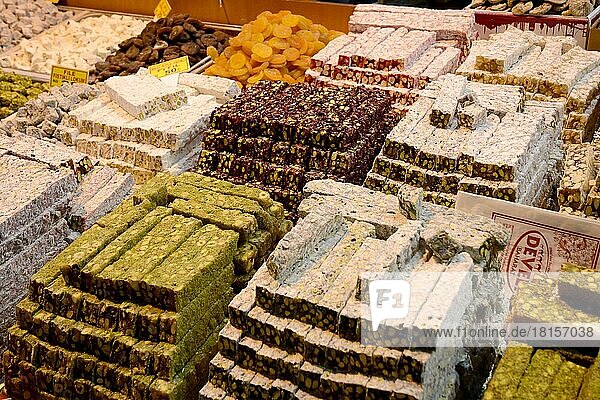 Großer Basar  Süßigkeiten mit Nuessen  Pistazien  Stand mit Süßigkeiten  Istanbul  Türkei  Asien