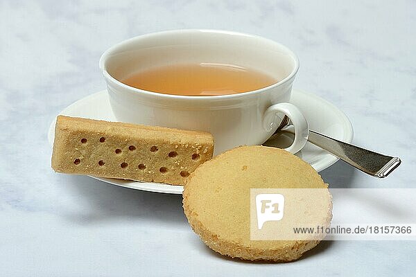 Mürbegebäck  Mürbeteigfinger  Mürbeteigrunden  und Tasse Tee  englisches Buttergebaeck  Tea Time