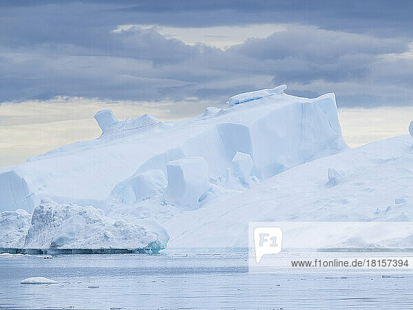 Riesige Eisberge aus dem Ilulissat-Eisfjord sind auf einer ehemaligen Endmoräne vor Ilulissat gestrandet  Grönland  Dänemark  Polarregionen