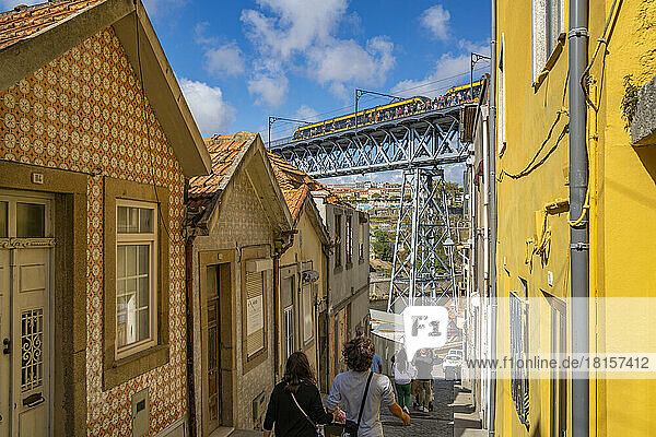 Blick auf die Brücke Dom Luis I. von einer bunten engen Straße aus  Porto  Norte  Portugal  Europa