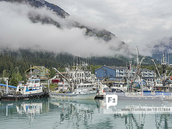 Der Hafen von Seward in der Resurrection Bay  Tor zu den Kenai Fjorden im Kenai Fjords National Park  Alaska  Vereinigte Staaten von Amerika  Nordamerika