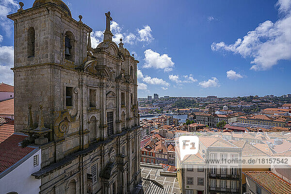 Blick auf die Kirche Igreja dos Grilos und die Terracota-Dächer des Stadtteils Ribeira  UNESCO-Weltkulturerbe  Porto  Norte  Portugal  Europa