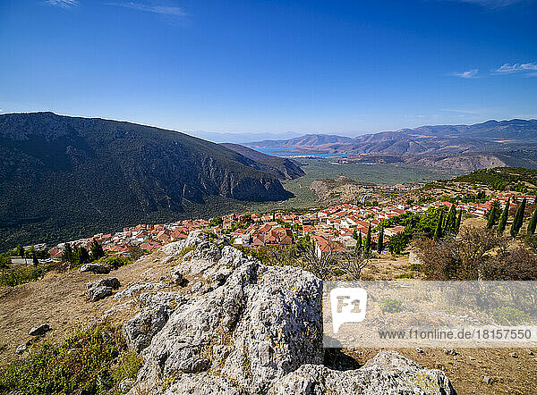 Blick über die Stadt Delphi und das Flusstal des Pleistos auf den Golf von Korinth  Delphi  Phokis  Griechenland  Europa