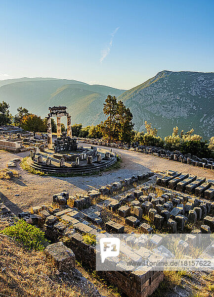 Tholos von Delphi  Tempel der Athena Pronaia  Sonnenaufgang  Delphi  UNESCO-Weltkulturerbe  Phokis  Griechenland  Europa