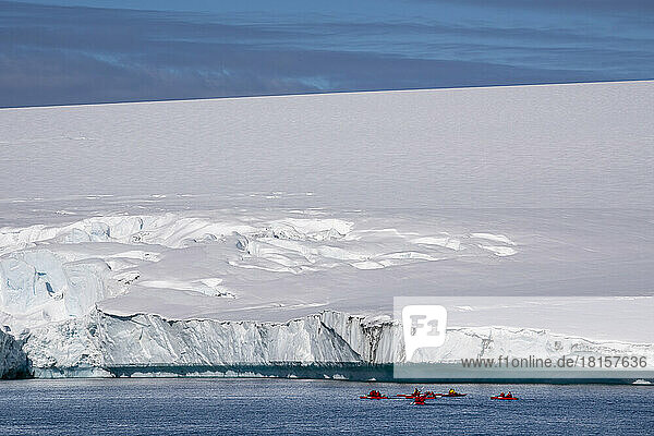 National Geographic Expeditions  Ponant-Gäste paddeln entlang einer Eiskante  Larsen Inlet  Weddellmeer  Antarktis  Polarregionen