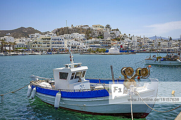 Traditionelle Fischerboote im Hafen von Naxos-Stadt  Naxos  Kykladen  Ägäisches Meer  Griechische Inseln  Griechenland  Europa