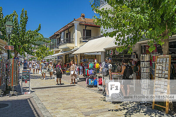 Blick auf die Geschäfte in Skiathos Stadt  Insel Skiathos  Sporaden  Griechische Inseln  Griechenland  Europa
