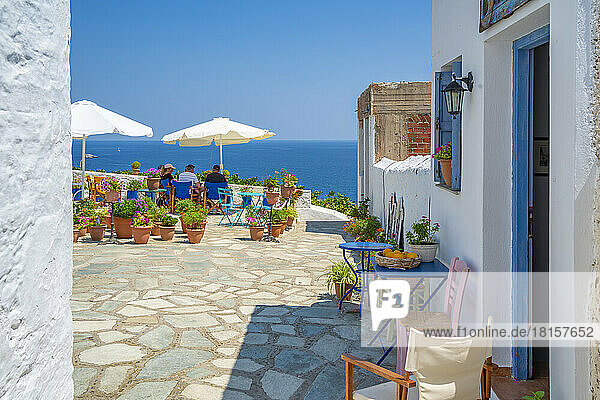 Blick auf ein weiß getünchtes Café mit Blick auf das Meer  Skopelos Stadt  Skopelos Insel  Sporaden  Griechische Inseln  Griechenland  Europa