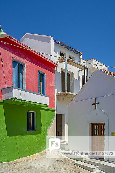 Blick auf bunte Häuser  Skopelos Stadt  Insel Skopelos  Sporaden  Griechische Inseln  Griechenland  Europa