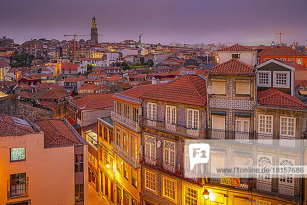 Blick auf Gebäude und Terracota-Dächer des Stadtteils Ribeira in der Abenddämmerung  UNESCO-Weltkulturerbe  Porto  Norte  Portugal  Europa