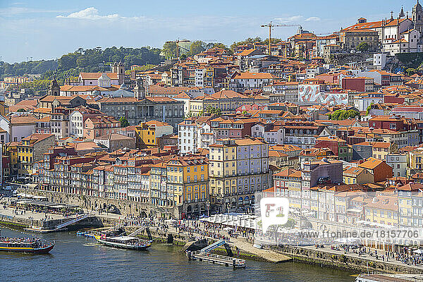 Blick auf die Terrakotta-Dächer des Stadtteils Ribeira von der Brücke Dom Luis I  UNESCO-Weltkulturerbe  Porto  Nordportugal  Europa
